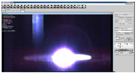 시료에 레이저를 조사하여 발생시킨 플라즈마로부터 방사되는 광을 촬영한 사진