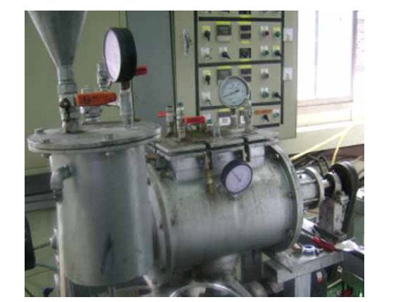 High pressure reactor for dry reaction.