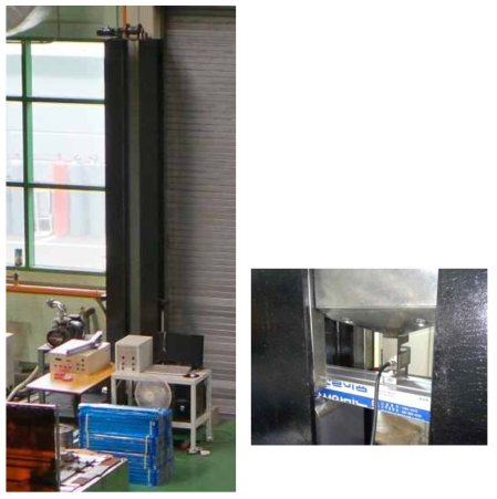 제작된 자유낙하 충돌감지성능 평가시험장치와 낙하추 무게 측정 사진
