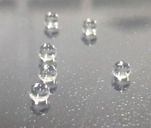 제작된 초발수 필름 위의 water drop 결과