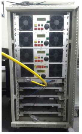 4대의 QCW 레이저, 레이저 드라이버 및 signal combiner를 19“ rack에 설치한 사진