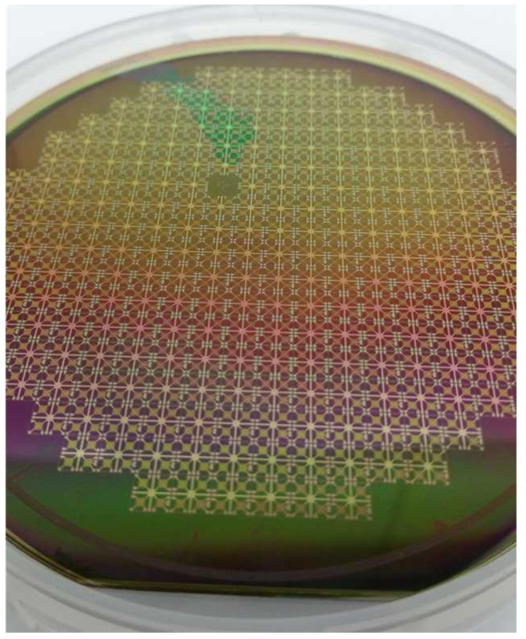 감지 전극 선폭 간격 15 ㎛를 갖는 웨이퍼레벨로 제작된 one-chip 2 by 2 어레이 마이크로 가스 센서용 마이크로 플랫폼의 앞면 사진