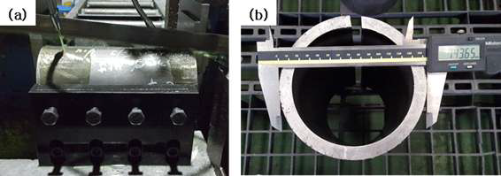 Split ring 측정 방법: (a) 고정된 파이프 절단 (b) 절단된 파이프 외경 측정