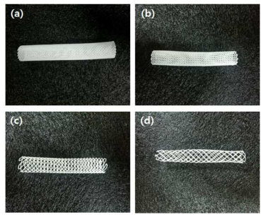 (a) 스트랜드 굵기/간격은 300um/600um으로 도관 타입의 스캐폴드 제작, (b) 스트랜드 굵기/간격은 300um/1000um으로 도관 타입의 스캐폴드 제작, (c) 스트랜드 굵기/간격은 300um/2000um으로 도관 타입의 스캐폴드 제작, (d) 스트랜드 굵기/간격은 300um/3000um으로 도관 타입의 스캐폴드 제작