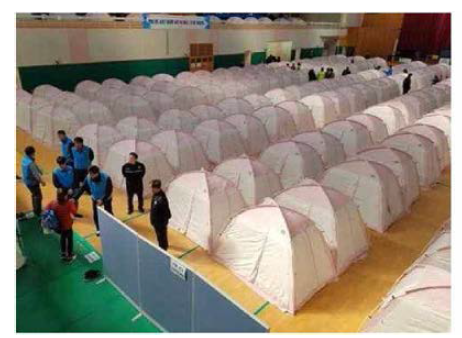 실내체육관에 설치된 텐트 ※출처: 연합뉴스