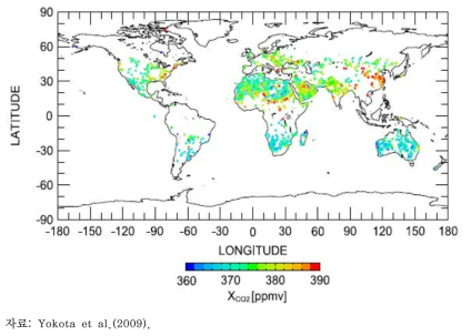 GOSAT의 육상 이산화탄소 복원 자료(월 평균)의 전 지구 측정 범위