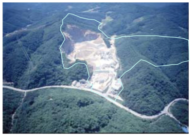 C지역 S석산 전경. 수계를 중심으로 D석산과 마주보고 있다. 흰 선으로 표시한 지역은 석산의 추가개발계획을 보여준다