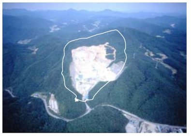 C지역 D석산 전경. 수계를 중심으로 S석산과 마주보고 있다. 사진 아래쪽에 보이는 작업장은 S석산의 작업장. 흰 선으로 표시한 지역은 석산의 추가개발계획을 보여준다