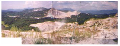 Po지역에 밀집해 발달되어있는 마감재용 석산들 동서측으로 분포하는 수계의 중앙지역을 완전히 절단하고 있다