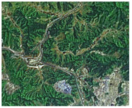 동광양 IC 부근 위성사진. 대규모 석산의 개발지가 확인될 수 있다. 사진의 동측은 광양시의 일부
