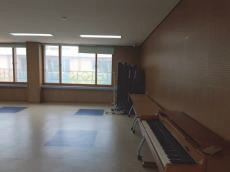소강당 내부 피아노