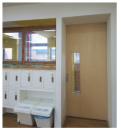 교실 내 분리수거함 및 시각적 소통이 가능한 교실 뒷문
