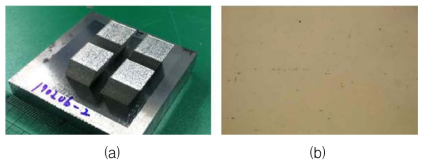 (a) 레이저 출력 120W 조건으로 프린팅한 육면체 시편, (b) 밀도 측정을 위한 시편의 단면(밀도 : 99.32%)