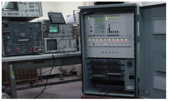교통신호제어기의 뢰임펄스시뮬레이션 시험기로 임펄스 1.2×50μSec, 5000V시험장면