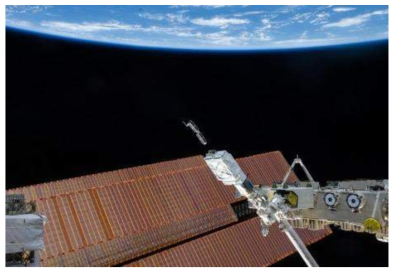 ISS로부터 위성이 발사되는 모습