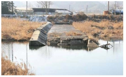 논산천 무명 5보 본체 유실 사례 (한국건설기술연구원, 2010)