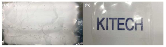 제조된 나노섬유 샘플과 필름 샘플; (a) 나노섬유 샘플, (b) 필름 샘플
