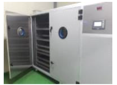 Dehumidified cold air dryer for manufacturing yeast powder