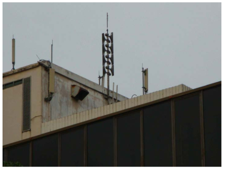 건물 옥상에 설치되어 있는 표준 사이렌