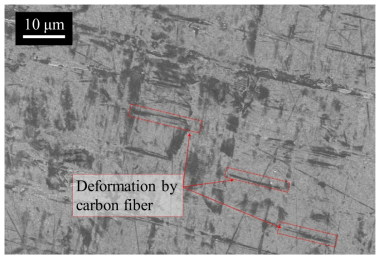 구리와 평직 탄소 섬유에 20 MPa의 압력을 가한 후의 표면 SEM 사진