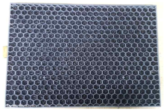 Honeycomb filter에 활성탄이 충전된 모습