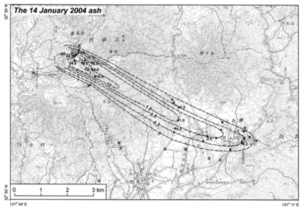 2004년 1월 14일 화산재의 분포(宮縁・他, 2005) 점선은 등중량(g/m2)선을 표기
