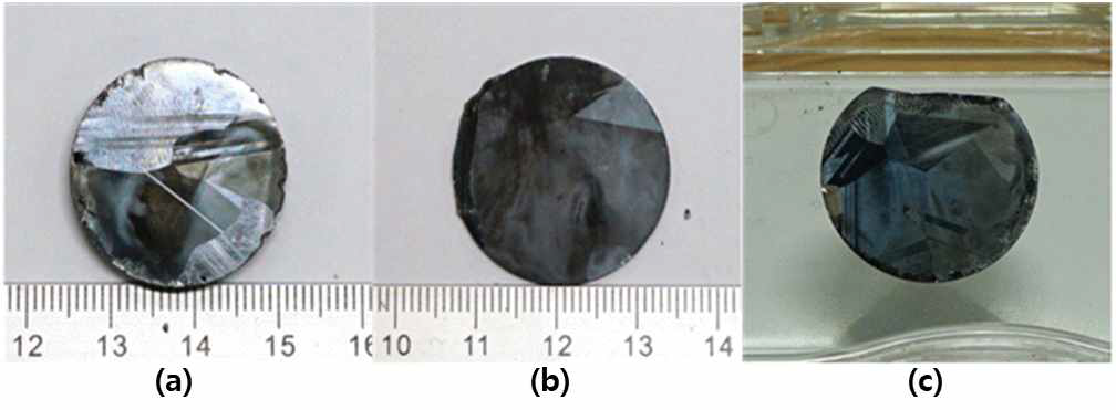 (a) cold-finger를 사용하지 않은 THM방법으로 성장한 1 mm 지점의 wafer (b) cold-finger를 사용한 THM방법으로 성장한 1 mm 지점의 wafer (c) 브리지만법으로 성장한 1 cm 지점의 wafer