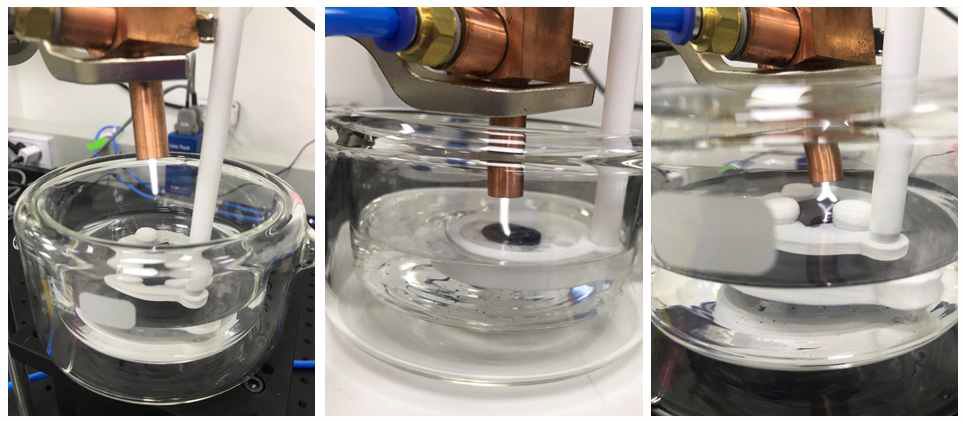 플라즈마 발생(왼쪽), 수중조건에서의 크러드 표면과의 채널링 반응(가운데), 플라즈마 갈라짐 현상(오른쪽)