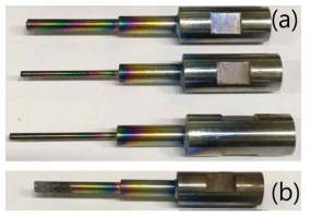Pictures of Si3N4 coated electrodes. (a) Si3N4 coated electrode and (b) Si3N4 coated electrode after an electrochemical measurement in LiCl-KCl melt
