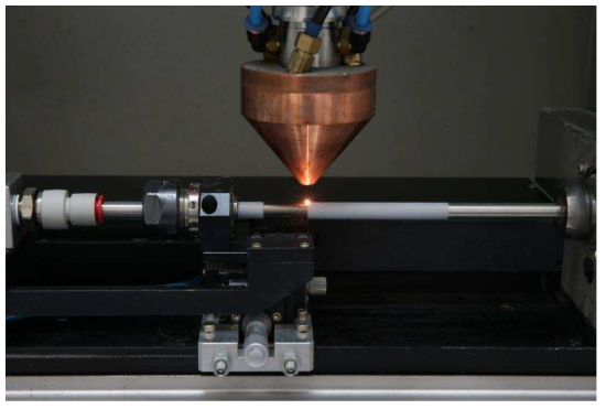파이프에 산화물을 도포한 후 3D 프린터 레이저를 조사하는 모습