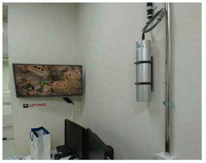 PET/CT 조정실 벽면에 설치한 공간선량 프로브