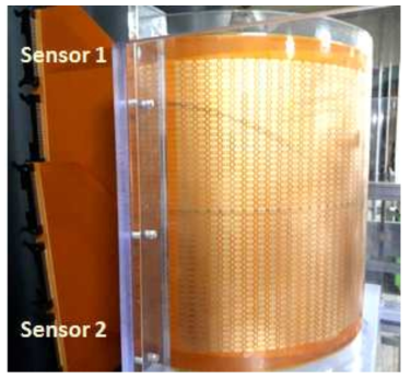 곡면판에 부착된 2개의 센서