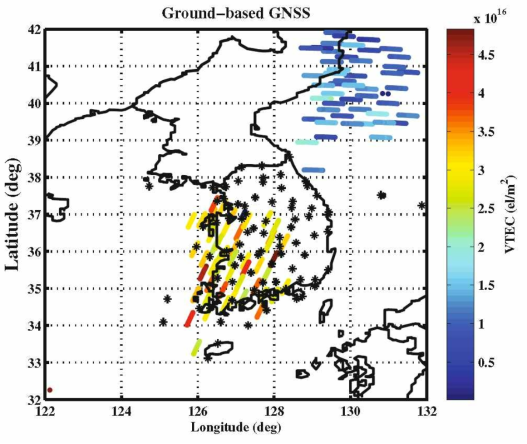 한반도 지상 기반 GPS 수신소 위치(검은색 별표)와 2015년 1월 1일 1600 UT부터 10분간의 VTEC (Vertical Total Electron Contents)