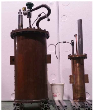 NVF 실험에 사용된 5.2 L의 구리 저장탱크(좌)와 0.7 L의 황동 저장탱크(우)