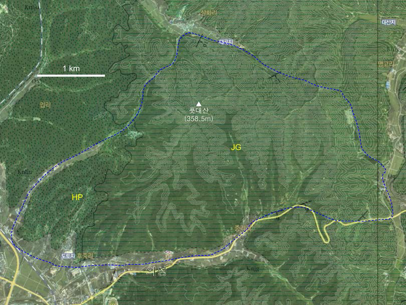 퇴적암지대(푯대산)의 지질도(김 등(1977)로부터 편집) 및 식생조사구역(청색 점선 내부). 약어: JG-하양층군 점곡층; HP-하양층군 후평동층