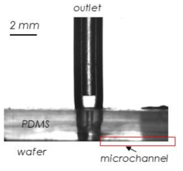 마이크로채널의 출구 유량 측정 모습