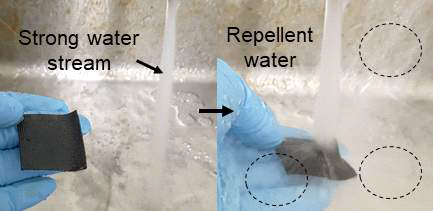 방수성 테스트를 위해 강한 물줄기에 저장소자 표면을 침수시키는 사진 이미지