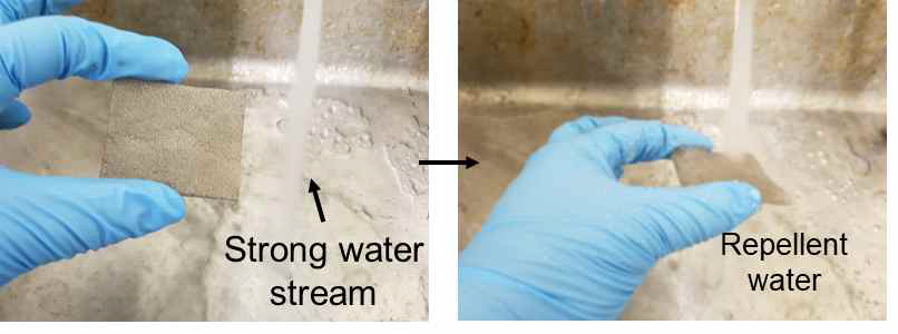 방수성 테스트를 위해 강한 물줄기에 저장소자 표면을 침수시키는 사진 이미지