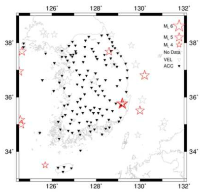 기상청에서 발표한 규모 4 이상의 지진들의 분포. 관측자료를 수집한 2013년 이후의 지진들은 붉은 색 별모양으로 표시하였으며, 관측자료가 수집되지 않은 2013년 이전에 발생한 지진들은 회색 별 모양으로 표시하였음. 규모의 크기에 비례하게 별 모양의 크기를 표시함. 속도계 관측소의 위치와 가속도계의 위치를 각각 회색 삼각형과 검정색 삼각형으로 표시함