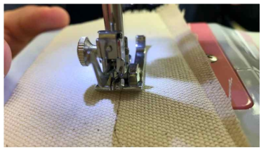 가정용 재봉틀을 이용하여 구리코팅 PVA섬유를 일반 직물 위에 stitching한 모습