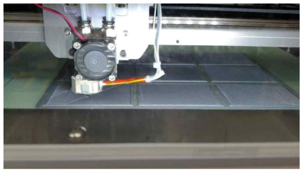 고온용 3D 프린터를 이용하여 PPS 소재를 프린팅하는 사진