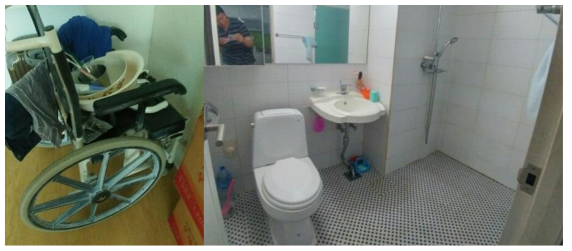 목욕용 휠체어와 목욕을 하는 화장실