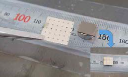 일정한 간격으로 0.6mm 직경의 hole이 있는 메탈 마스크와 자석 위에 반도체 박막이 코팅된 글라스가 놓인 이미지이며, 우측 하단은 메탈마스크를 페로브스카이트 박막상에 위치시켰을 때 사진