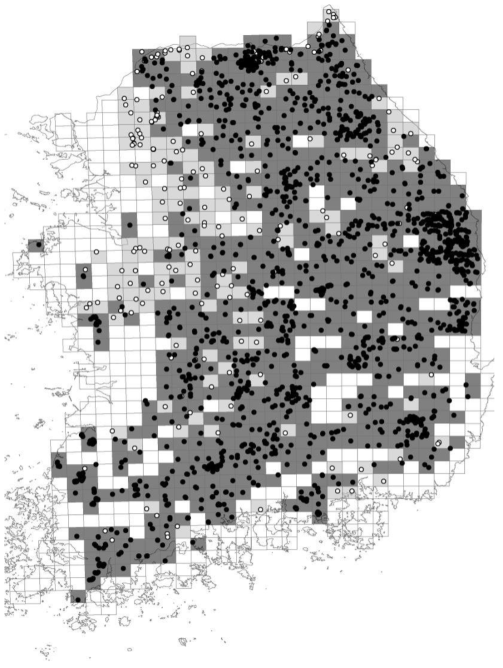 우리나라 담비 분포도 (검은점은 서식확인지점, 흰점은 무인카메라 운용 후 서식확인 불가지점). 짙은 회색 격자에서 서식이 확인, 옅은 회색격자는 조사 수행 후 서식 확인 불가. 흰색격자는 조사 제외지역