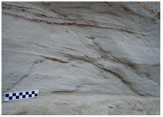 육상 노두에서 확인되는 supercritical turbidite에서 나타나는 cyclic step. 동일한 저탁류 내에서도 cyclic step에 의해 수평적 연장성이 불량한 점이층리를 보이는 사암이 퇴적가능