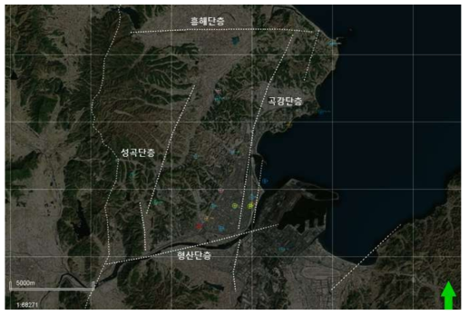 연구지역 지도 및 활용 시추공 위치도. 연두색 다각형: 정적모델 구축 범위, 흰색 점선: 연구지역 내 추정 단층 분포도