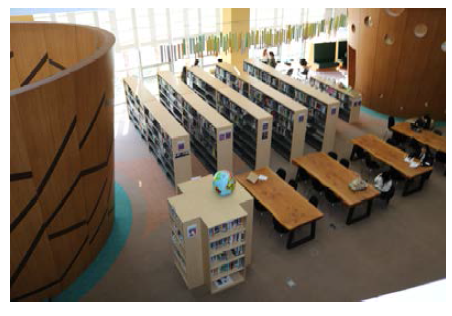 교실형 L실의 도서실 서가와 공용 테이블 배치 사례
