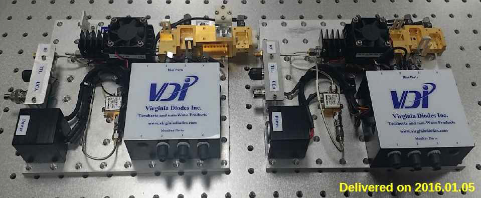 VDI사를 통해서 제작된 300 GHz 탐사 빔 소스용 24배수 체배기(오른쪽)와 149.5 GHz LO 소스용 12배수 체배기(왼쪽)