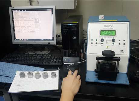 Gas pycnometer를 이용한 공극률 측정 사진