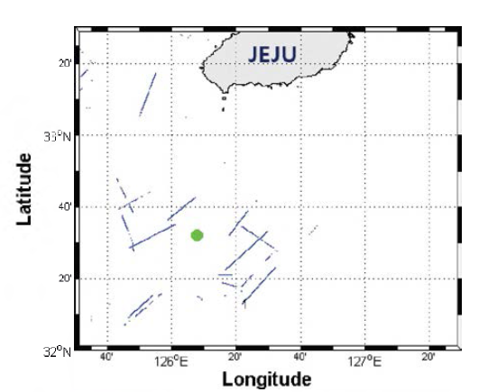 저주파 및 중주파수 음파 전달 특성 확인 실험(동-서 방향) 진행 중，측정된 선박 이동 경로 ( ● : 수직선배열의 위치)